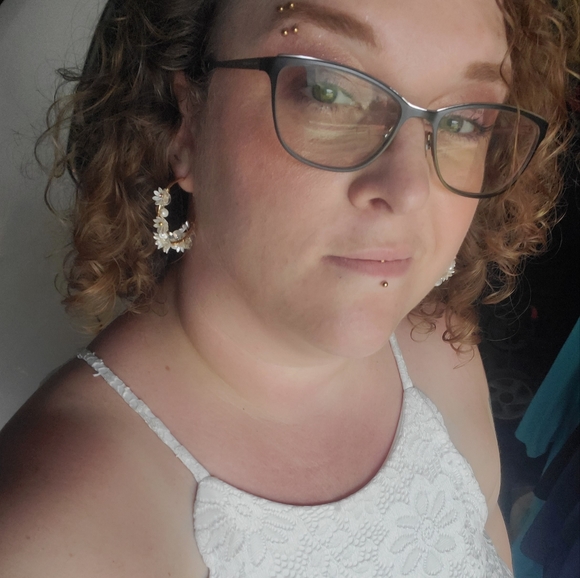 JEWELRY MODERN TO VINTAGE . ART GLASS . DISHES VINTAGE . CLOTHES OF ALL KINDS - Picture 4 of 8